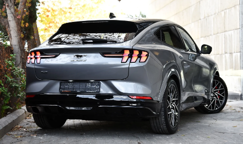 فورد موستنج ماك اي الكهربائية بالكامل 2022 Ford Mustang Mach-E GT EV