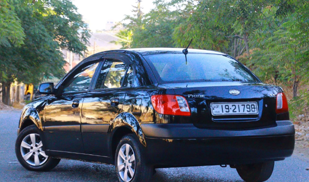 كيا ريو برايد 2008 لون اسود بحاله ممتازه فحص 2 جيد دقات عالراس لا تحتاج إلى شيء