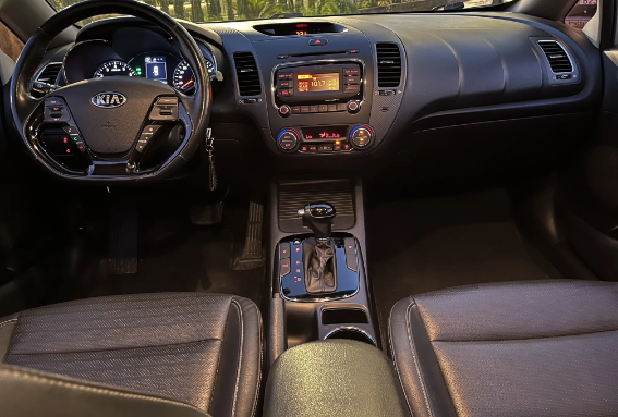 كيا k3 موديل 2017 ماشيه 70 الف كم بحالة الزيرووو صنف لوكشري