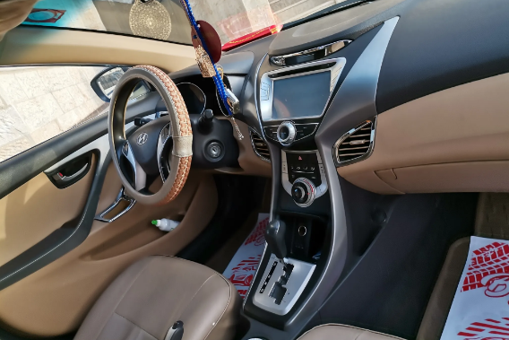 هونداي النترا 2013 لون ابيض والسقف اسود فل تاب