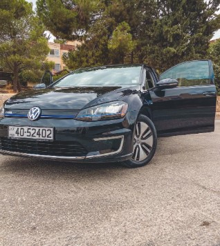 لون اسود volkswagen e-golf 2016