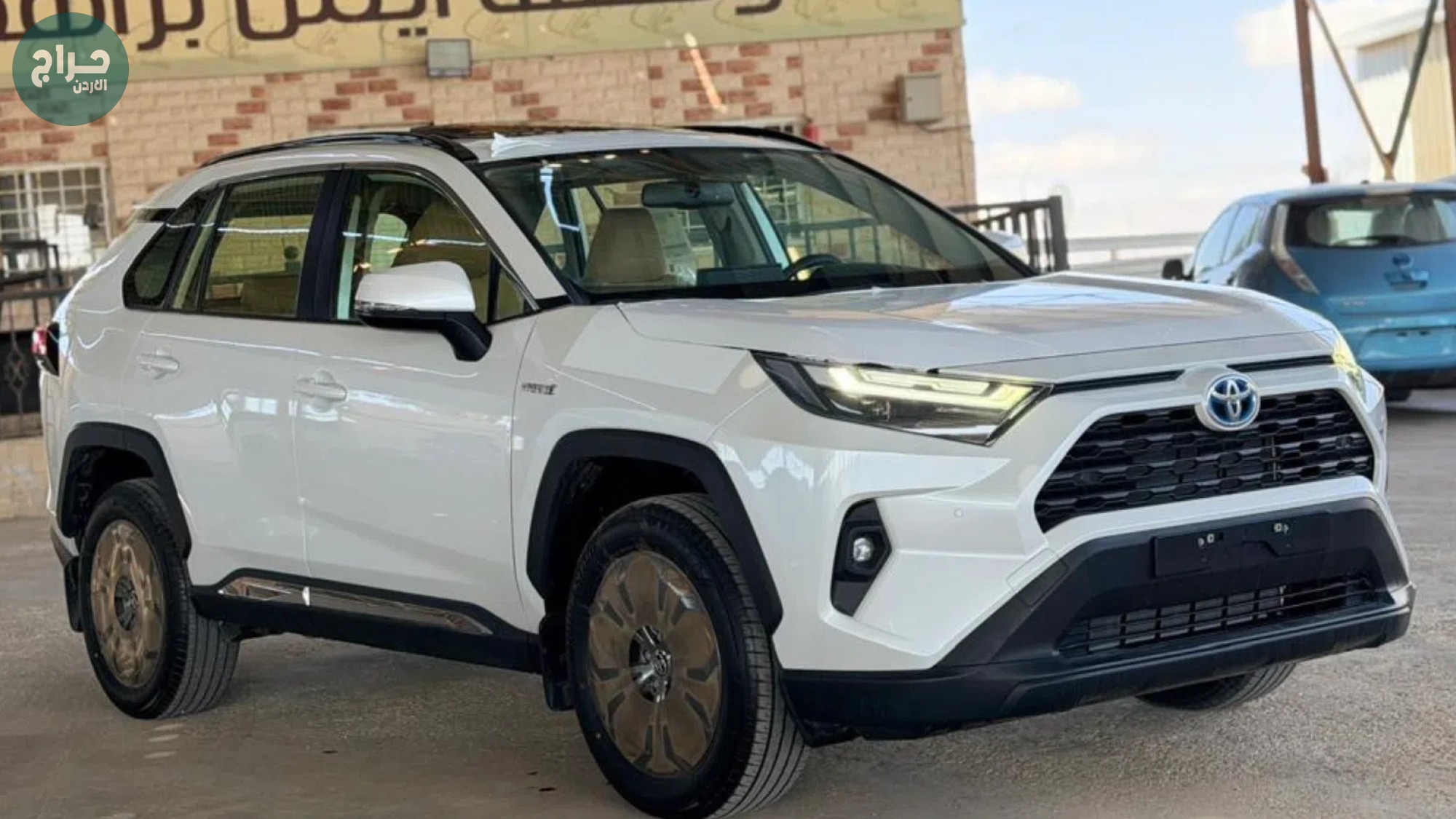 تويوتا راف فور ⁦2024⁩ زيرو ⁦XLE⁩ مع فتحة متوفر لون ابيض تسليم مفتاح