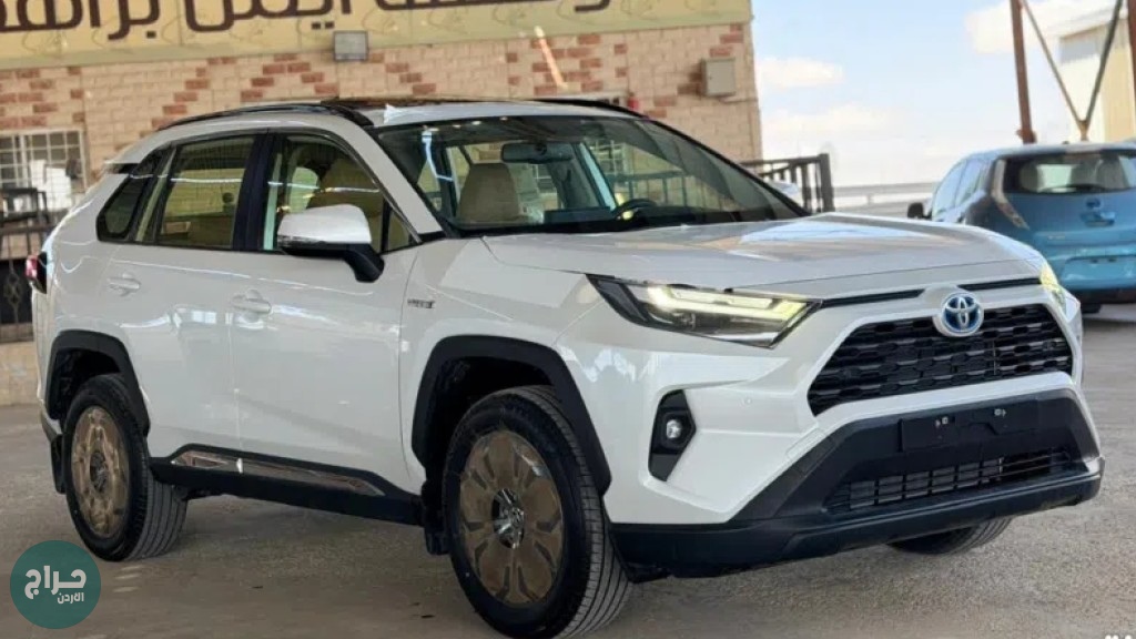 تويوتا راف فور ⁦2024⁩ زيرو ⁦XLE⁩ مع فتحة متوفر لون ابيض تسليم مفتاح