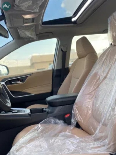 تويوتا راف فور ⁦2024⁩ زيرو ⁦XLE⁩ مع فتحة متوفر لون ابيض تسليم مفتاح